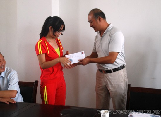 广东省舞钢商会向市一高优秀毕业生发送奖学金