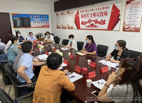 陈英杰参加文学艺术组讨论2 (1).jpg