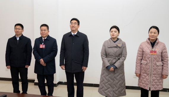 朱志骞等市四大班子领导看望慰问参加两会的人大代表和政协委员 (2)_副本.jpg
